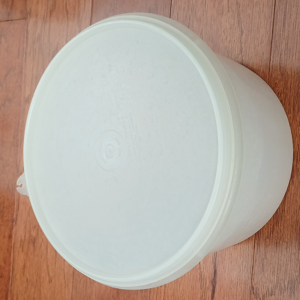 Tupperware medium canister Kitchen Storage Circular Opaque Leftovers Lunch